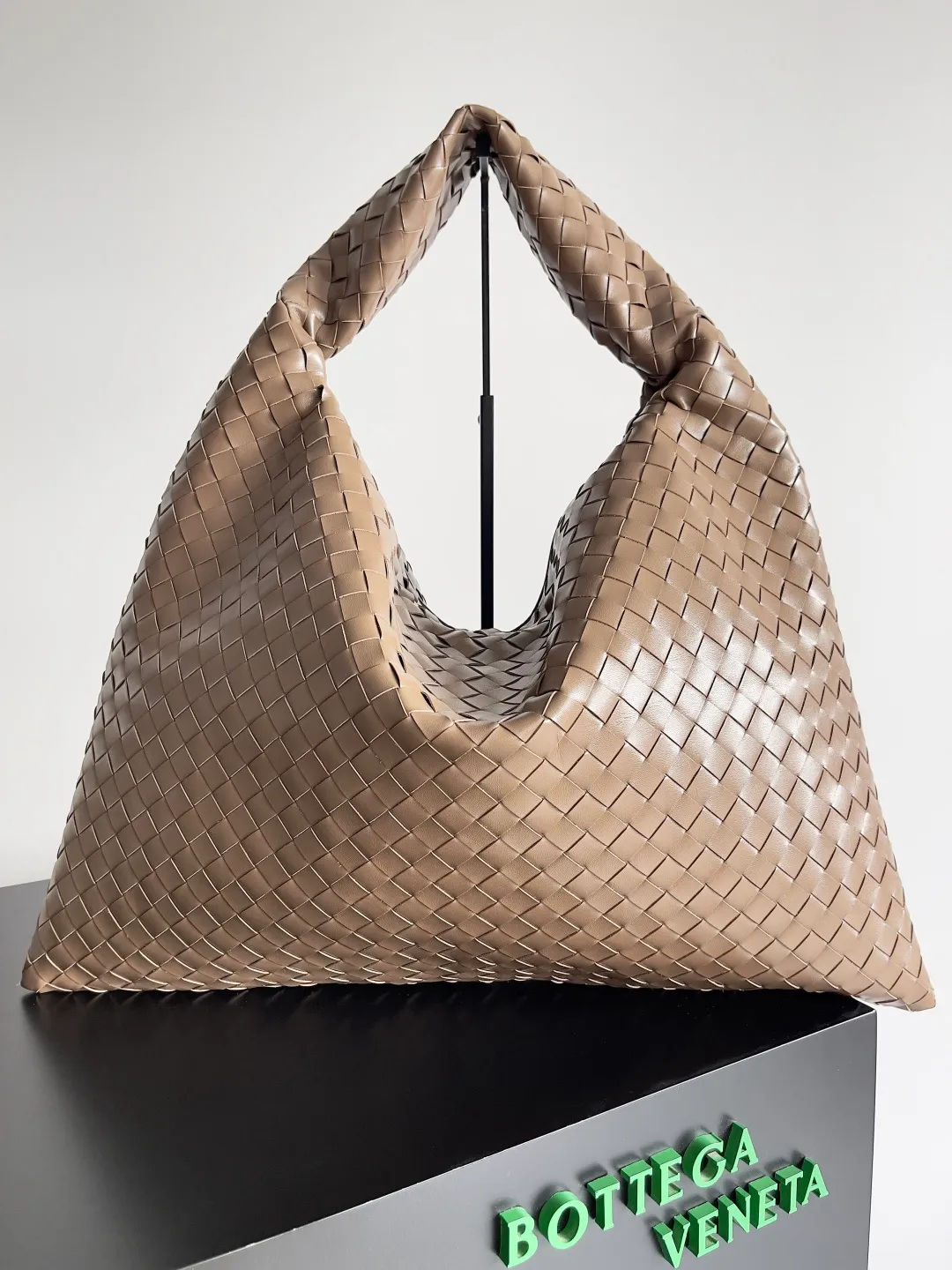 Batch 2160 Recently, I seem to be obsessed with this bag from BV~ The new Hop is really not too beautiful. The whole bag has no seams. The bag body and handles are made of one piece of leather. It embodies the style and essence of Bottega Veneta. It truly represents craftsmanship and creativity. The large size has a very loose and lazy upper body. Big bag lovers will definitely not regret buying it. Style number: 763970 Size: 53*24*13